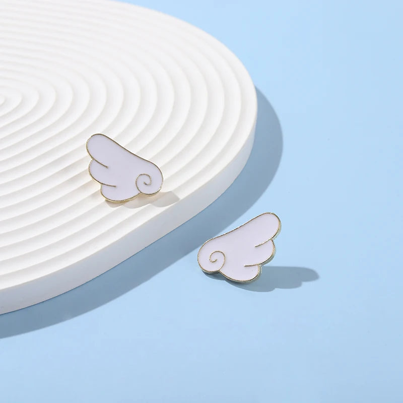 Custom Wings Enamel Pin Badge White Cloud Shape Brooch Jewelry Lapel Clothes Hat Gift Lovers And Friends Party Wholesale Kawaii Side