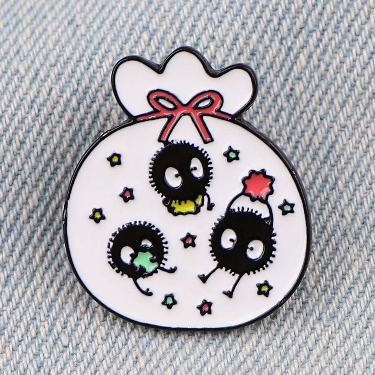 Susuwatari Enamel Pin Kawaii Side