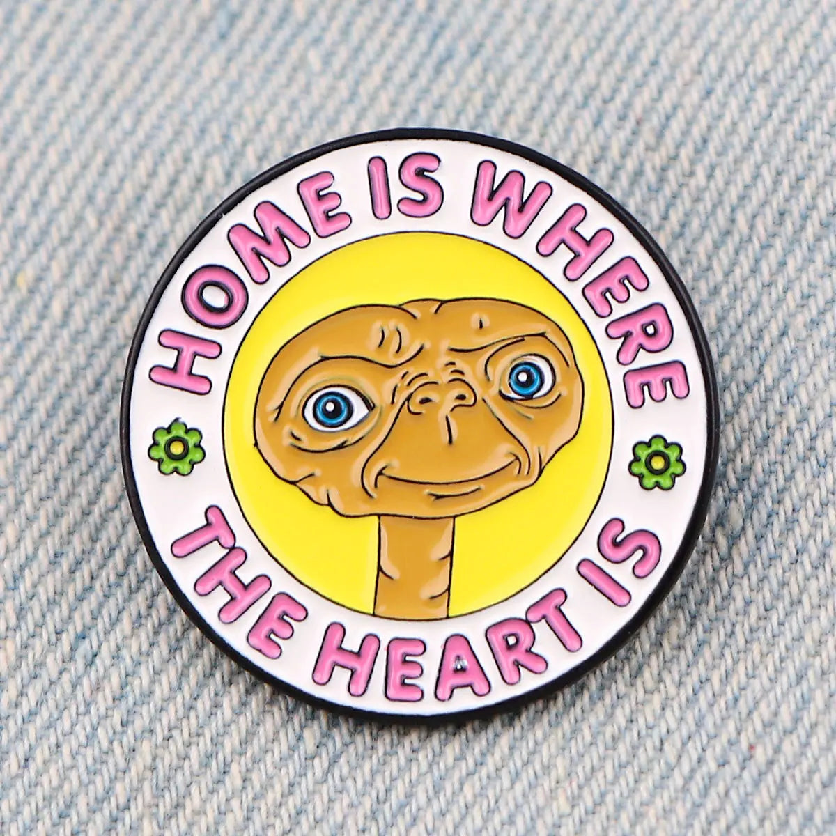 Cute Alien Brooches for Women ET Enamel Pins Badges Lapel Pins for Backpack Fashion Jewelry Clothing Accessories Friends Gift Kawaii Side