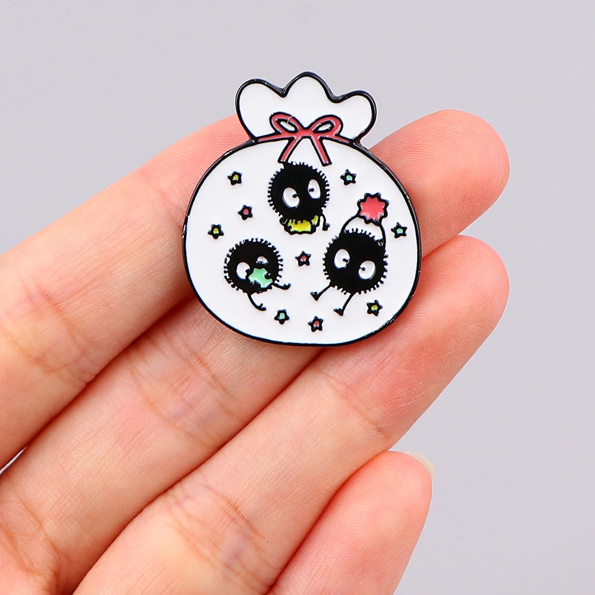 Susuwatari Enamel Pin Kawaii Side